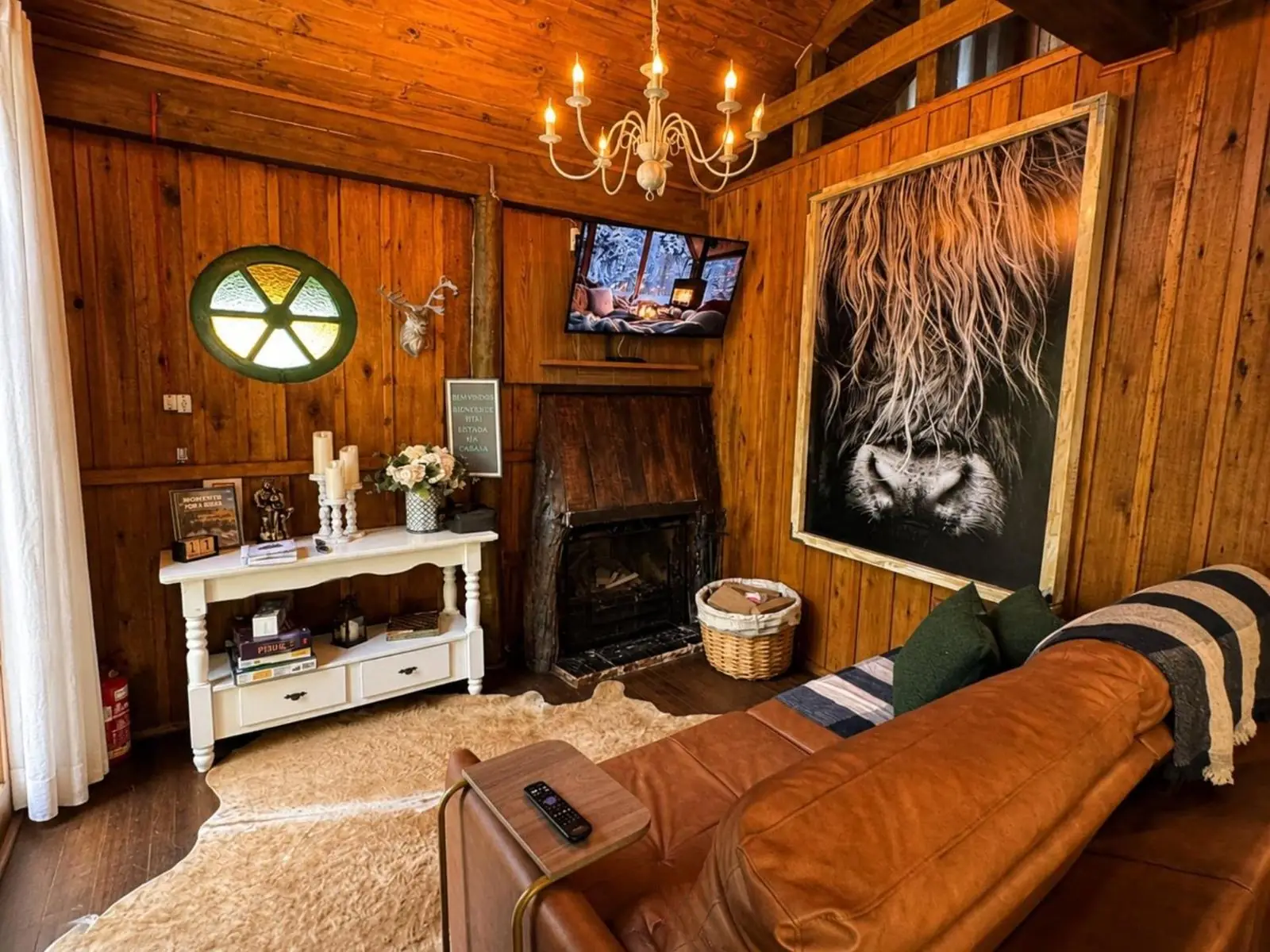 Sala com sofá de couro e lareira