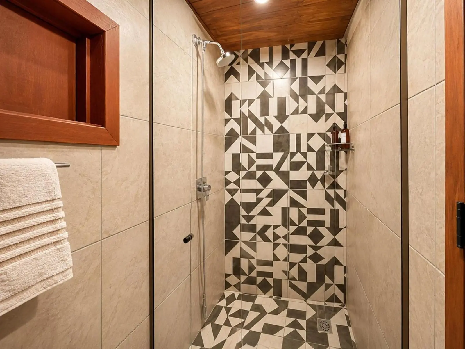 Banheiro com chuveiro de azulejos geométricos