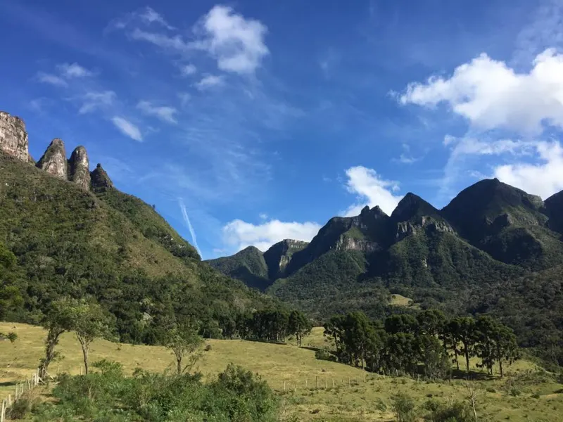 Formações rochosas dos Soldados de Sebold entre montanhas verdes e céu azul