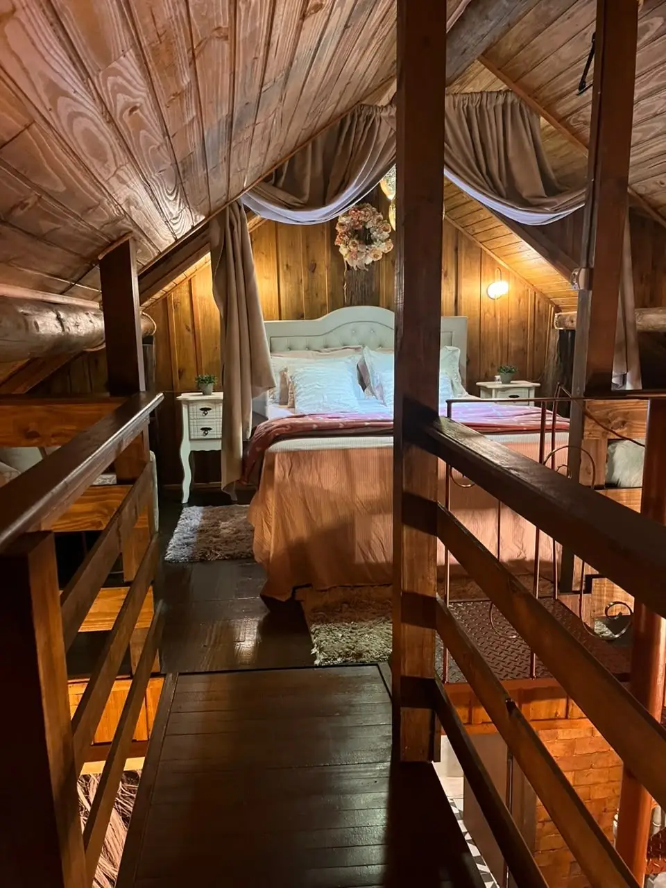 Mezanino com cama de casal e guarda-corpo de madeira