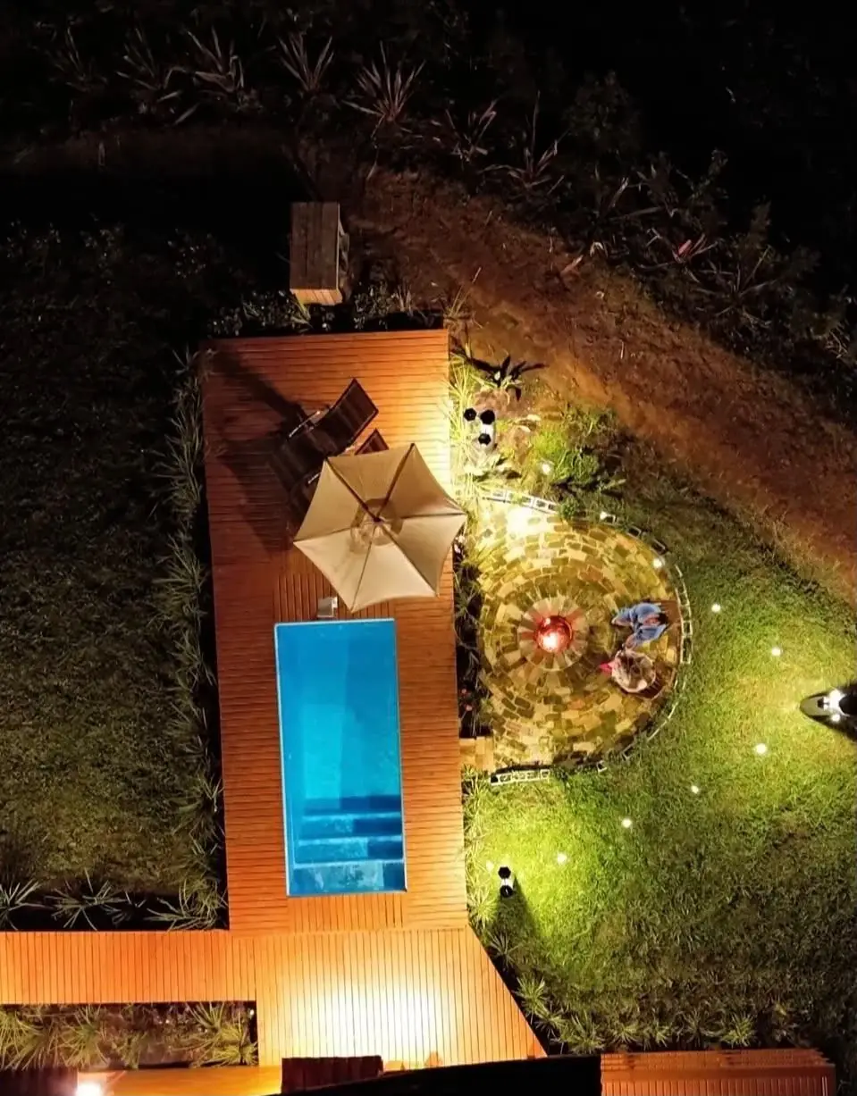 A piscina da Gaia vista de cima, iluminada à noite