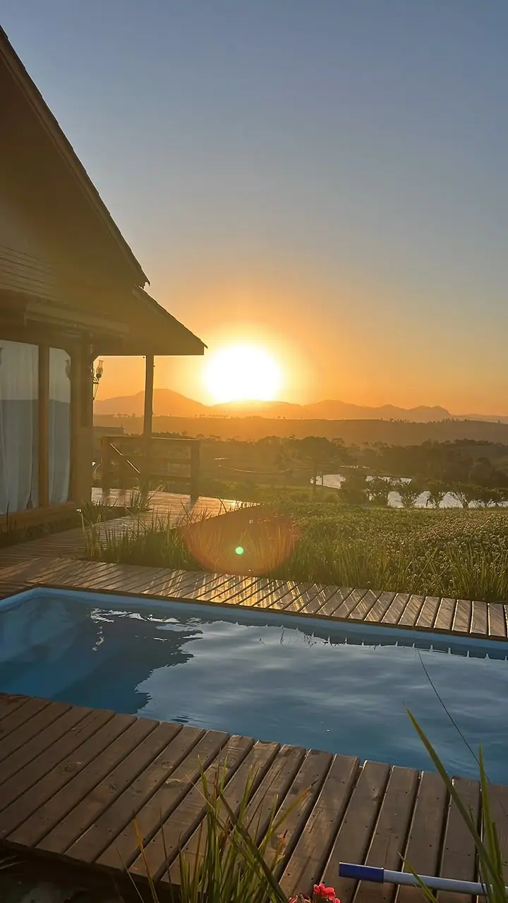 Piscina da Gaia com o sol se pondo atrás da serra