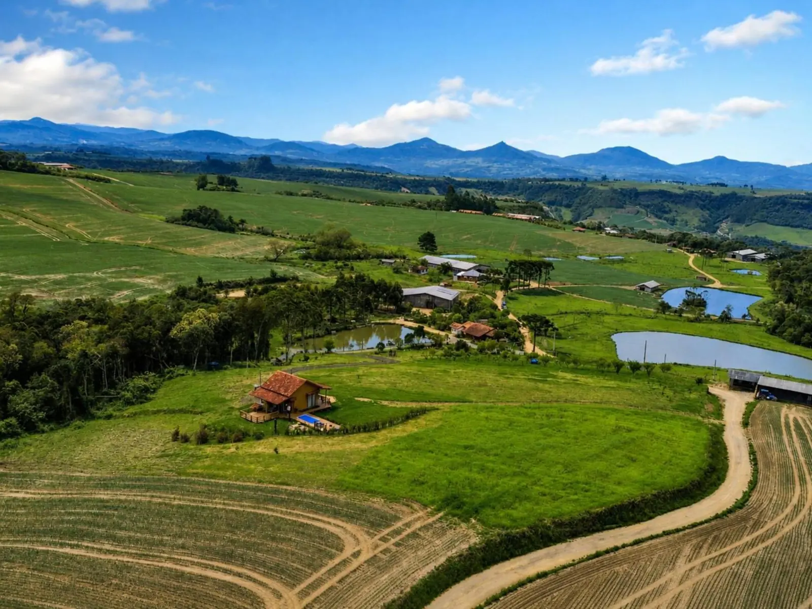 Vista aérea do sítio, com a Gaia, os lagos e a serra ao fundo